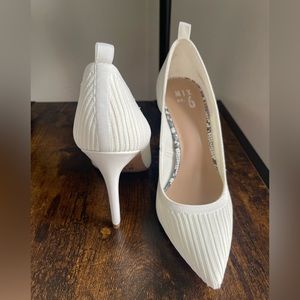 White Pointed-Toe Knitted Heel